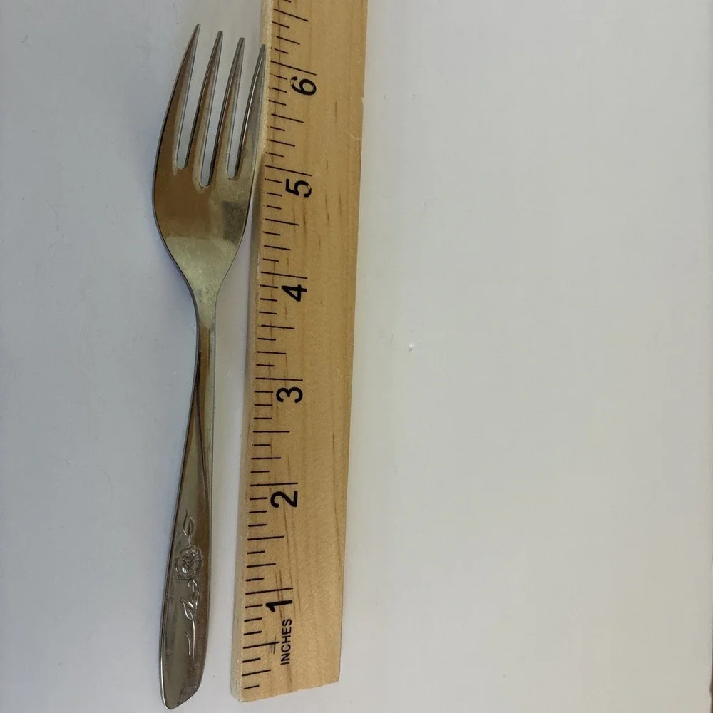 ONEIDA WM A ROGERS SWEET BRIAR ROSE  SALAD FORK GLOSSY‎ STAINLESS